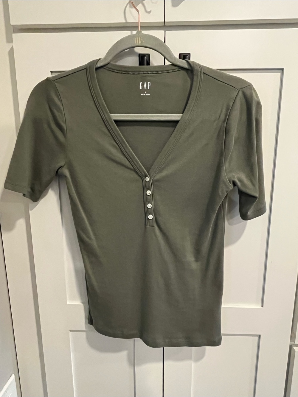 NEW~GAP Olive Green V-Neck Button Henley Top for Women